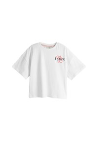 Valkoinen puuvillainen t-paita, rento istuvuus ja lyhyet hihat. Etupuolella musta- ja vaaleanpunainen "BAKER"-teksti. Pyöreä pääntie.