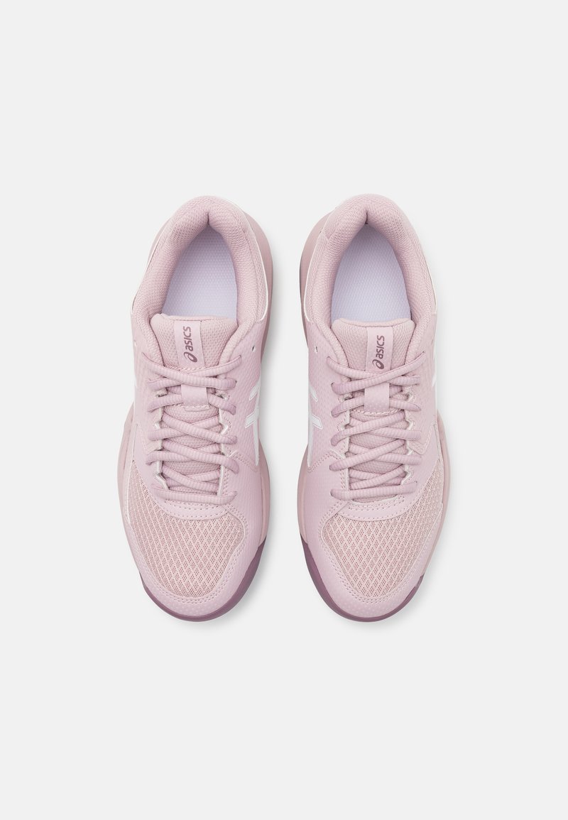 Paar hellrosa ASICS Laufschuhe mit weißem Logo, Netz-Zehenbereich und Schnürsenkeln, von oben auf einem weißen Hintergrund betrachtet.