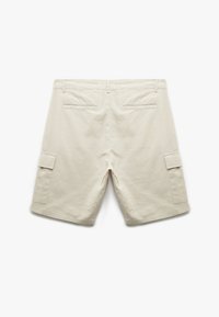 Pantalones cortos cargo beige con trabillas, dos bolsillos traseros con ribete y dos bolsillos laterales con solapa, mostrados desde la parte posterior sobre un fondo blanco.