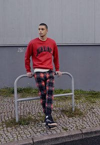 Jordan M J ESS HOL FLC PANT - Träningsbyxor - fire red/dark driftwood