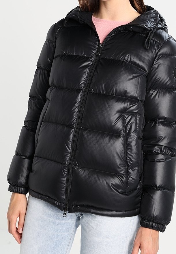 Svart vadderad jacka med dragkedja framtill och huva, med en slät textur, elastiska muddar och sidofickor. Reflekterande detaljer finns.