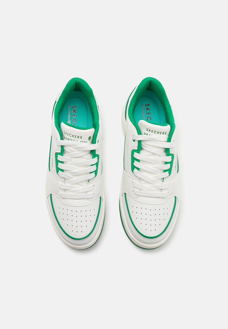 Baskets blanches avec des accents verts, dotées d'une partie supérieure en cuir lisse, d'un capot perforé et d'un laçage à l'avant. Semelle intérieure rembourrée et col rembourré.