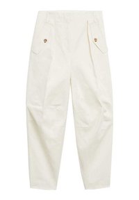 Pantalon taille haute écru à jambes effilées, avec poches à rabat à boutons près des hanches.