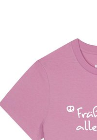 Roze T-shirt met korte mouwen, gemaakt van zachte katoen, heeft een ronde halslijn en witte tekst die op de voorkant is gedrukt met citaten en ontwerpen.
