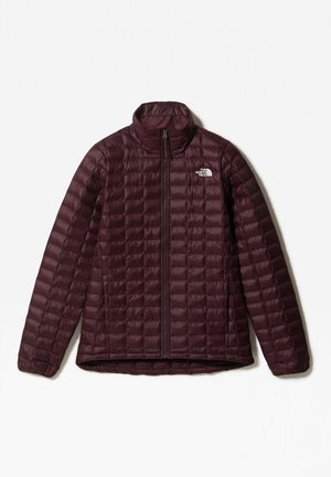 Bordó zateplená bunda s vysokým límcem, nabízí prošívaný design a přední zip. Logo značky je viditelné na horní levé straně.