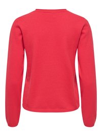 Czerwony sweter z długim rękawem, okrągłym dekoltem i gładką fakturą. Charakteryzuje się prostym wzorem bez wyróżniających się wzorów czy akcentów.