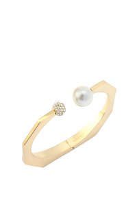 Kultaketju rannekoru, jossa on pyöreä helmi ja kristalliakselilla varustettu pallo. Geometrinen muotoilu, jossa on sileä pinta ja kiiltävä viimeistely.