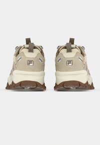 Μπεζ αθλητικά παπούτσια με καφέ καουτσούκ σόλες, υλικά από δίχτυ και σουέντ, πίσω ταινία για έλξη και αντανακλαστικές λεπτομέρειες στο πάνω μέρος.