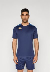 T-shirt desportivo azul-marinho com mangas curtas, tecido que afasta a humidade, com acentos azul-claro nos ombros e um logótipo dourado no peito.
