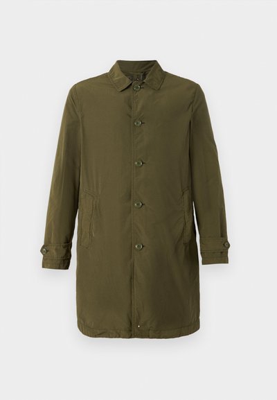 Olivgrön kappa, lång design, tillverkad av lättviktsmaterial. Har en spetsig krage, framknappning och två sidofickor.