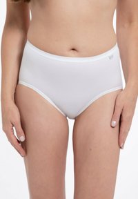 Weiße hochgeschnittene Shorts aus glattem Stoff mit elastischem Bund und klaren Linien, die auf der Seite eine dezente Markenkennzeichnung aufweisen.