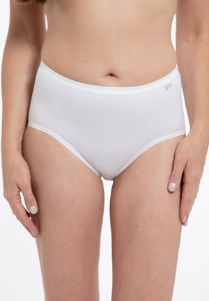 Weiße hochgeschnittene Shorts aus glattem Stoff mit elastischem Bund und klaren Linien, die auf der Seite eine dezente Markenkennzeichnung aufweisen.