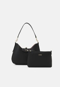 Set di borse nere testurizzate con un logo dorato. Include una borsa hobo più grande con manico corto e una pochette più piccola con zip.