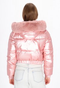 Różowa metaliczna kurtka puchowa z kapturem z sztucznego futra, elastycznymi mankietami i dołem. Projekt charakteryzuje się skróconą sylwetką i pikowaną teksturą.