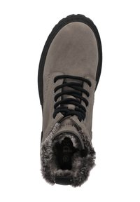 Grijze suède enkellaars met zwarte veters en een met bont gevoerde kraag. Voorzien van een textuurs zool voor grip en een gevoerd interieur voor comfort.