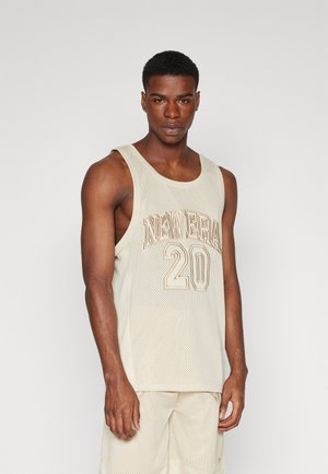 Camiseta de baloncesto de malla beige con el texto "NEW ERA" y el número "20" en marrón claro. Diseño sin mangas, ajuste holgado, textura ligera.
