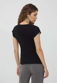 Terranova CON DETTAGLIO GIOIELLO - T-shirt basic - nero