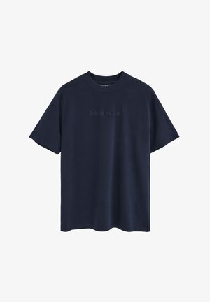 Camiseta azul marino de manga corta con cuello redondo y sutil texto "Polo Club" bordado en el pecho.