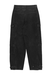 Pantaloni cargo in denim nero con vestibilità ampia, dotati di quattro tasche, tessuto testurizzato e dettagli con bottoni all'orlo.