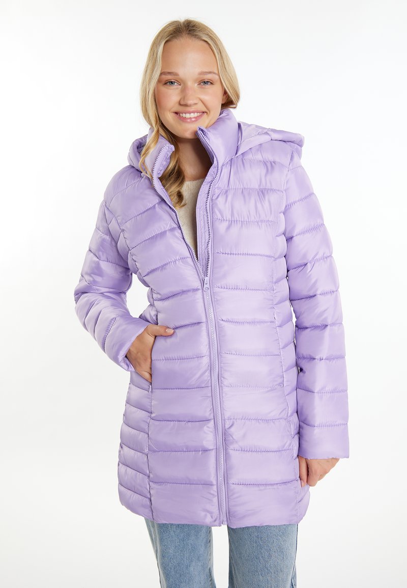Cappotto imbottito viola con cappuccio, dotato di cuciture orizzontali, zip frontale e tasche laterali. Realizzato in materiale lucido e leggero.