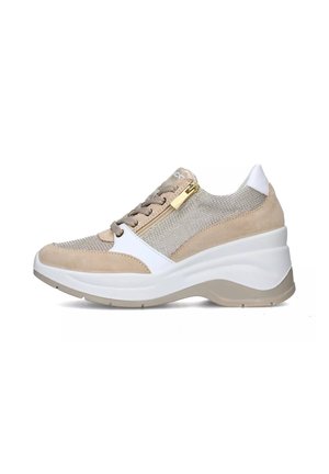 Sneaker beige e bianco con tomaia in rete e accenti in suede, con una zip dorata, lacci piatti e suola a forma di cuneo.