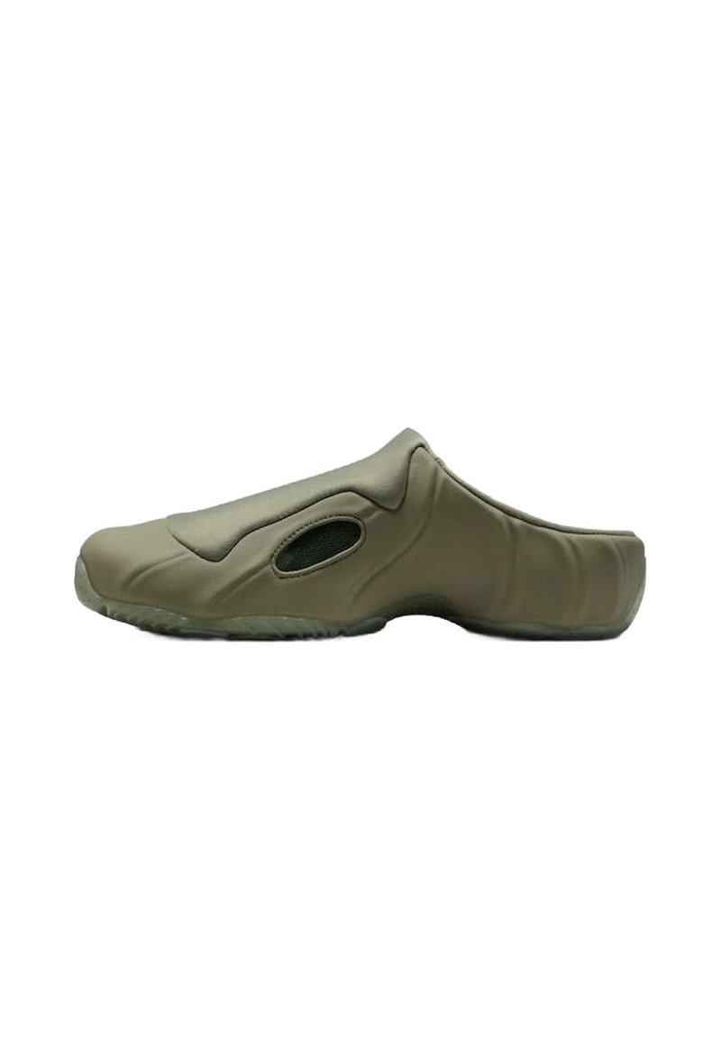 Zapato tipo mule en verde oliva, con una suela texturizada y ventilación de malla en el costado, diseñado para uso casual.