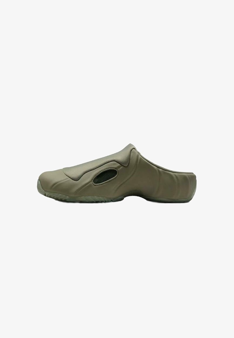 Zapato tipo mule en verde oliva, con una suela texturizada y ventilación de malla en el costado, diseñado para uso casual.