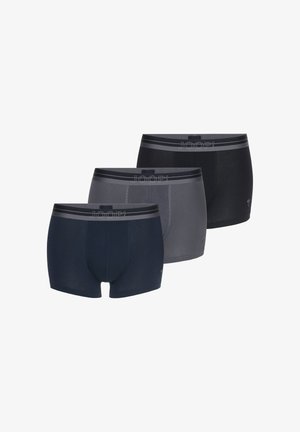 Tre paia di boxer da uomo in blu navy, grigio e nero con elastici in vita brandizzati con la scritta "JOOP!" disposti in una fila sfalsata.