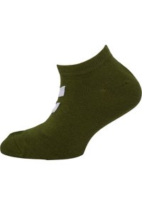 Skarpetki w oliwkowym kolorze do kostki z ribbowanym wzorem i białym logo po boku. Charakteryzują się niskim krojem, co zapewnia minimalną widoczność.