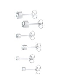 Conjunto de tres pares de pendientes de plata con piedras preciosas claras. Cada par varía en tamaño de gema y estilo de engaste. Diseño sencillo y elegante.