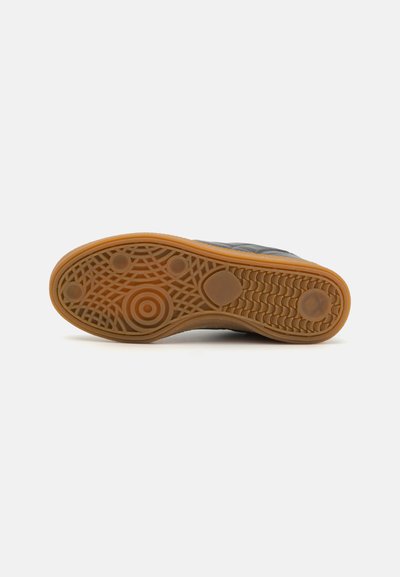 Barna gumitalpú sneaker, tapadós mintázattal és strukturált felülettel. A felső része szürke, sima felülettel rendelkezik.