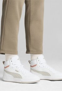 Puma CAVEN 2.0 - Zapatillas altas - whitedesert dustdeeva peach