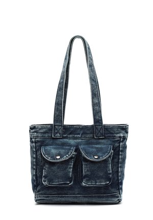 Sac fourre-tout en denim bleu foncé avec deux poches avant à rabat boutonné et longues poignées doubles sur fond blanc.