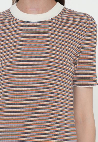 Gestreept shirt met korte mouwen in horizontale lijnen in oranje, grijs en wit, met een crèmekleurige ribgebreide ronde hals.