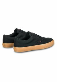 Schwarze Leinensneaker mit Gummisohle und roten Akzenten. Zu den Merkmalen gehören ein schnürbares Design und eine abgerundete Zehe.