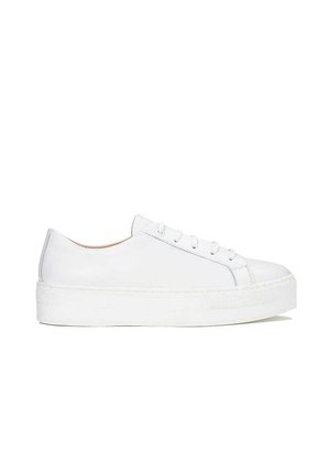 Sneaker in pelle bianca con superficie liscia, punta rotonda e suola piatta. Presenta chiusura lace-up e dettagli di cucitura sottili.
