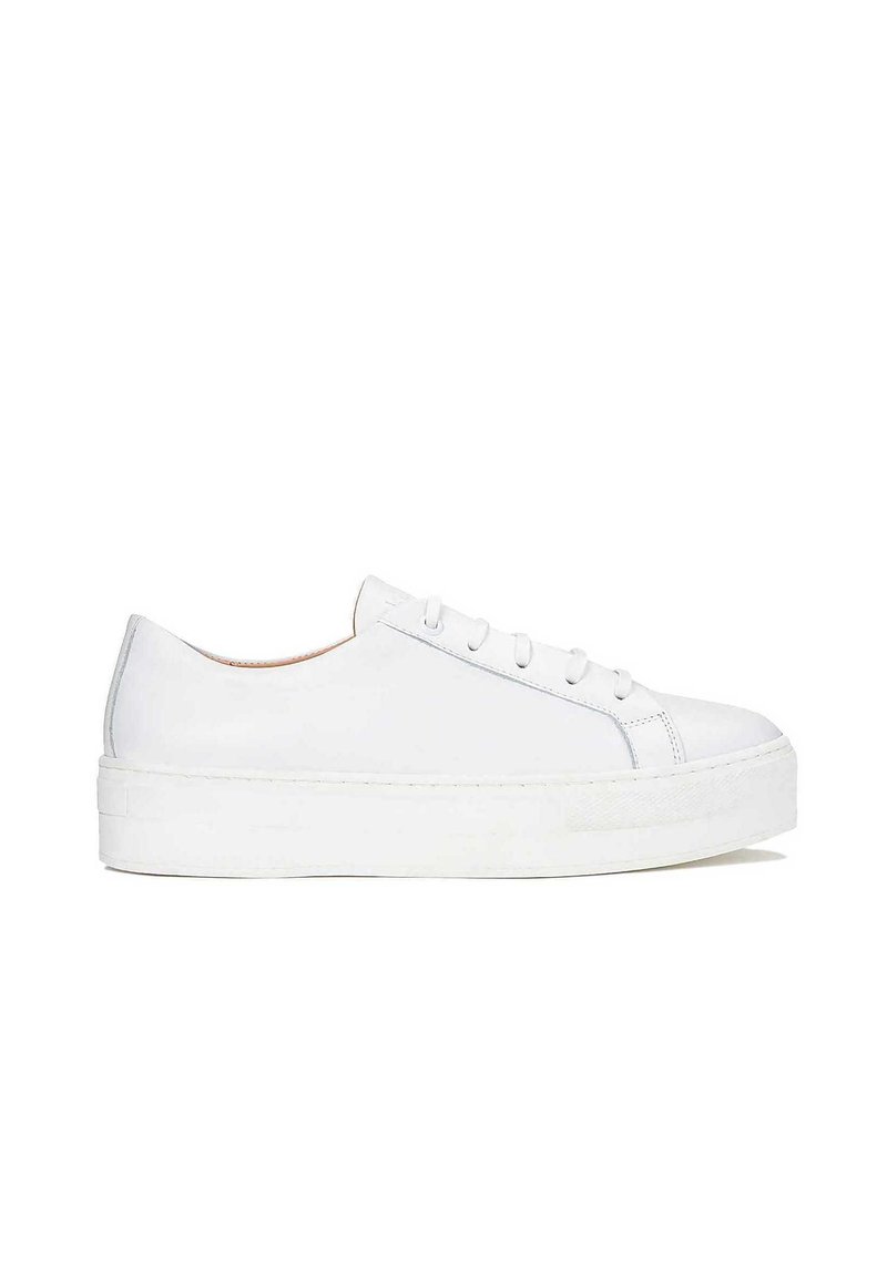 Sneaker in pelle bianca con superficie liscia, punta rotonda e suola piatta. Presenta chiusura lace-up e dettagli di cucitura sottili.