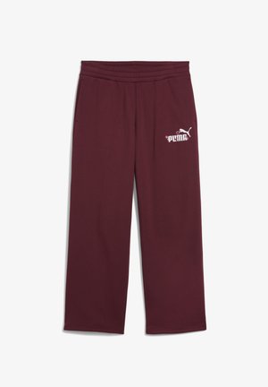 Bordowe długie spodnie dresowe z szerokimi nogawkami, elastycznym pasem, bocznymi kieszeniami i białym logo Puma z drobnymi różowymi kwiatowymi detalami na lewej udzie.