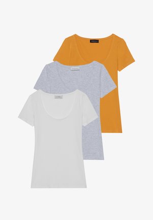 Drei kurzärmlige T-Shirts in Orange, Hellgrau und Weiß, aus weicher Baumwolle mit einem Rundhalsausschnitt und tailliertem Design.