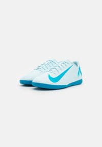 Nike Performance MERCURIAL VAPOR 16 CLUB IC - Botines de fútbol sala - glacier blue/black