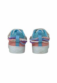 Sneaker scintillanti con un design rosa e blu, retro testurizzato con accenti di perline, suole bianche e un logo incorporato nel tallone.
