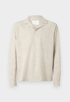 Beige langermet skjorte i lett stoff med et subtilt blomster mønster, knappelukking foran og klassisk krage.