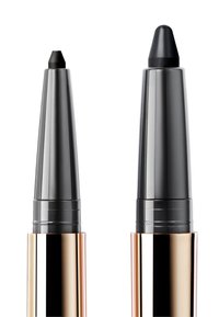 Svart kosmetisk blyantspisser med en avsmalnet spiss, og en tykk svart blyant, begge med metalliske rosagylne detaljer.