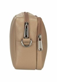 Bolso de cosméticos de cuero beige con dos compartimentos con cremalleras, superficie texturizada y acentos de hardware en tono plateado. Anillo de metal redondo en el lateral.