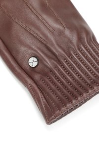 Guanto in pelle marrone con finitura testurizzata, caratterizzato da cuciture a vista e un elemento metallico sul polsino. Design a vestibilità sartoriale.