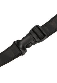 Černý opasek s texturovaným páskem a pevným plastovým sponou, navržený pro rychlé uvolnění a nastavitelnou délku.