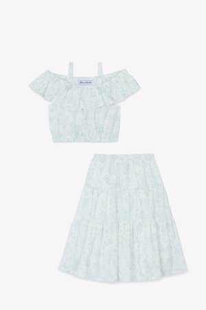 Top corto de hombros al aire con neckline con volantes y falda a juego en capas. Estampado floral en menta claro sobre una tela suave y fluida.