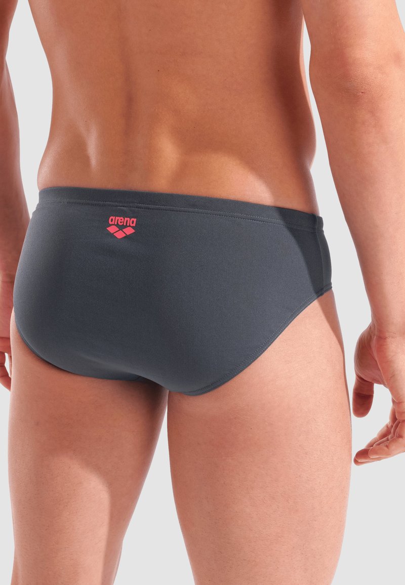 ARENA Slip Crazy Sushi Brief, Uomo, Uomo, Costume da Bagno, 0000002909, Nero/Multicolore, 55