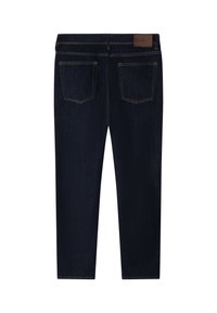 Tmavomodré džínsy z denimu s priamymi nohavicami, dvomi zadnými vreckami s kontrastným prešívaním a hnedou značkovou štítkom na páse.