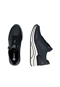 Schwarze Ledersneaker mit strukturierten Paneelen, ausgestattet mit Schnür- und Reißverschluss, weißer Zwischensohle und Gummilaufsohle mit Rillen.